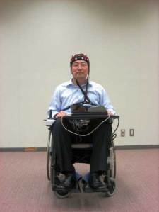 Un hombre en silla de ruedas exhibe la tecnología que permite mover máquinas con el pensamiento. 