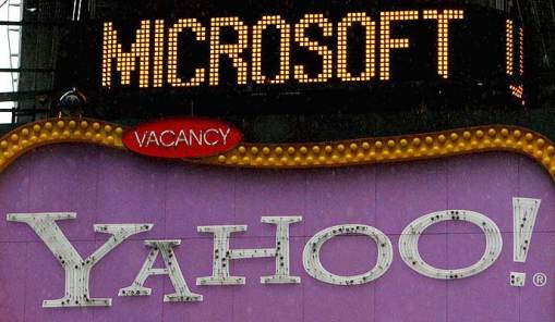 Unión. Los nombres de Yahoo y Microsoft, en una fachada en Times Square de Nueva York. El gigante informático ha anunciado su intención de adquirir Yahoo por unos 30.000 millones de euros.